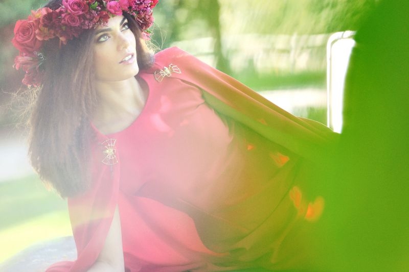 vestido de fiesta rojo con capa y broches dorados de otoño invierno para bodas bautizos eventos fiestas nochevieja de apparentia